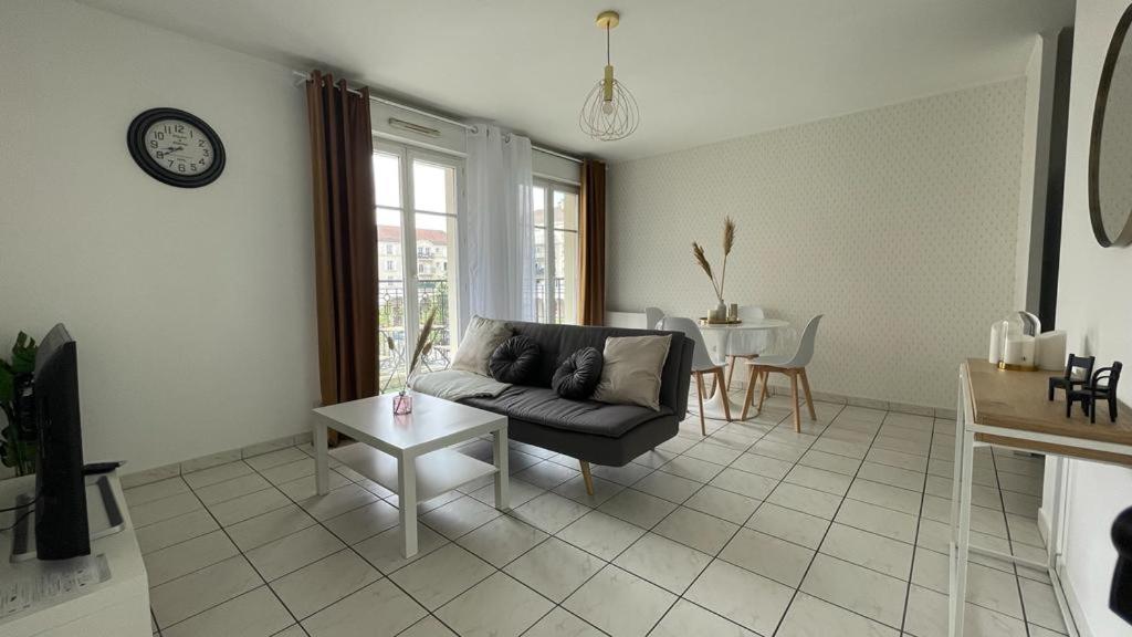 Apartment 1 Bedroomed With Balcony 10Min From Disneyland Paris Bussy-Saint-Georges Exterior photo