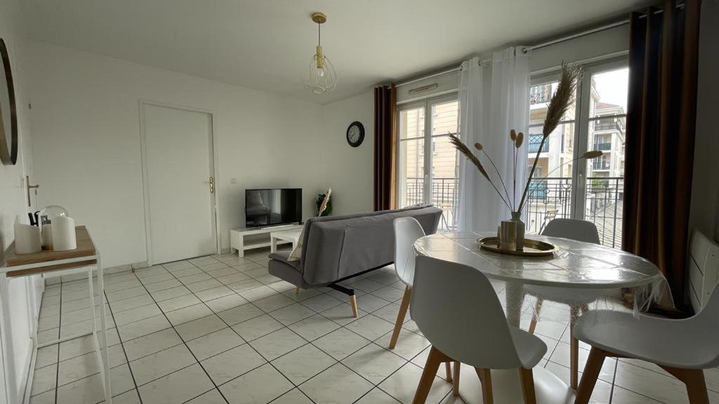 Apartment 1 Bedroomed With Balcony 10Min From Disneyland Paris Bussy-Saint-Georges Exterior photo